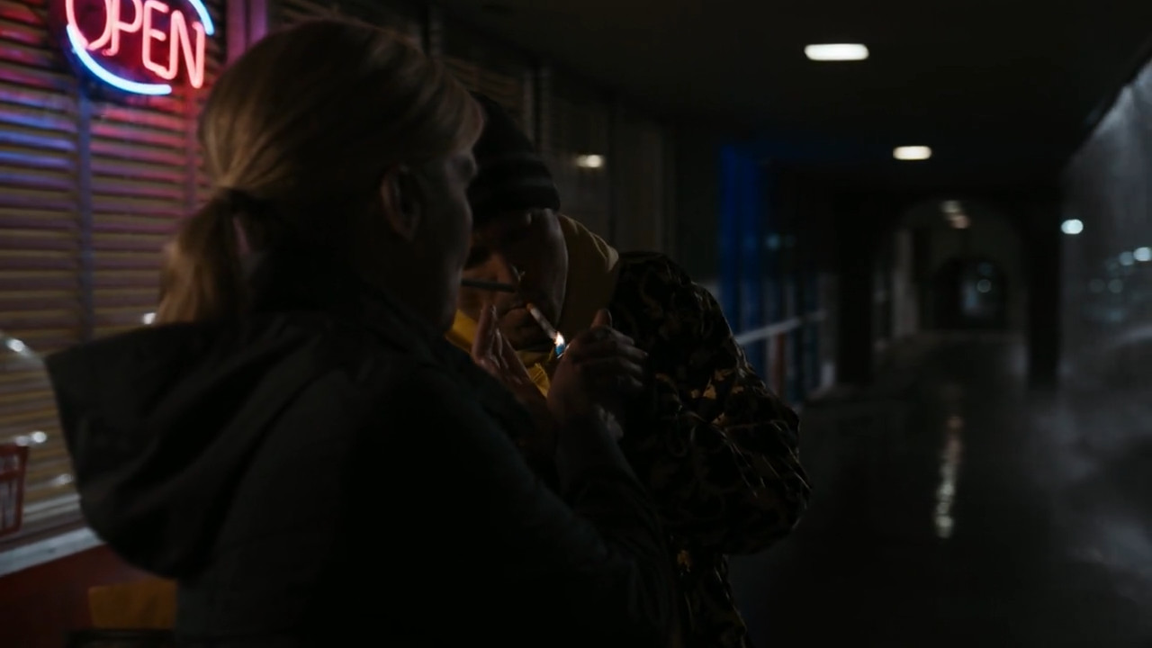 Kim shares a cigarette with Jesse